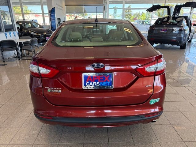 Ford Fusion Energi Vehicle Full-screen Gallery Image 04