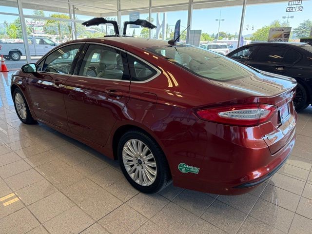Ford Fusion Energi Vehicle Full-screen Gallery Image 05