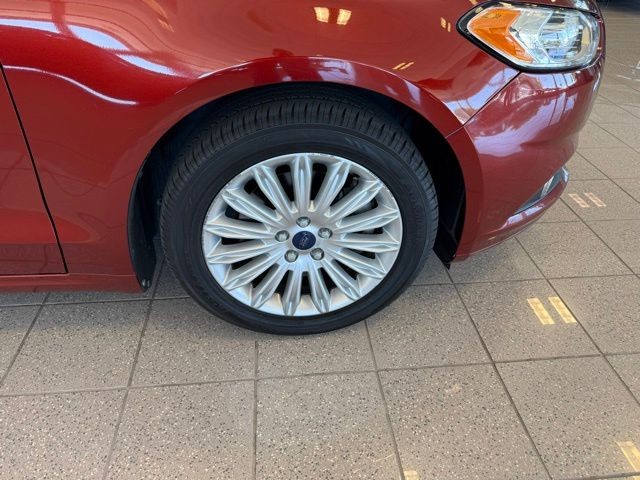 Ford Fusion Energi Vehicle Full-screen Gallery Image 10