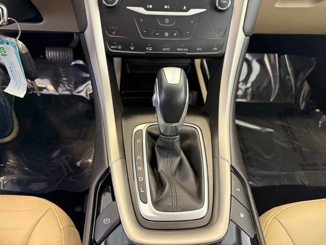 Ford Fusion Energi Vehicle Full-screen Gallery Image 16