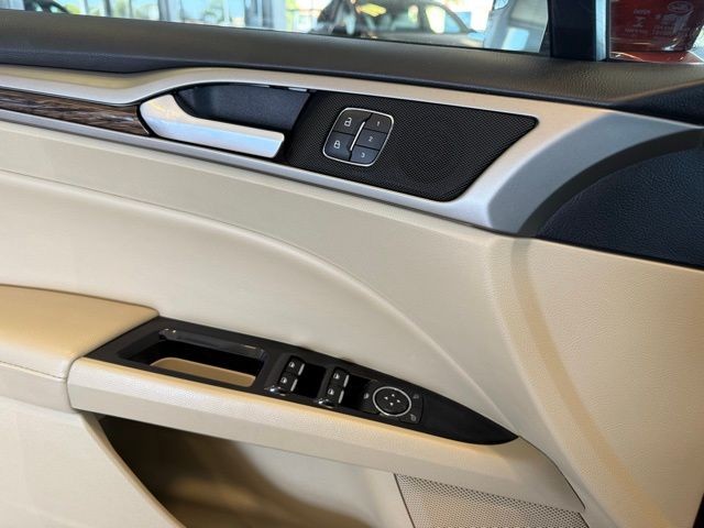 Ford Fusion Energi Vehicle Full-screen Gallery Image 19