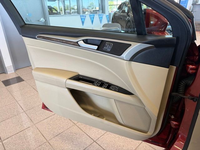 Ford Fusion Energi Vehicle Full-screen Gallery Image 20