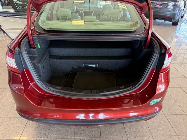 Ford Fusion Energi Vehicle Full-screen Gallery Image 22
