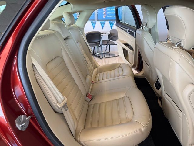 Ford Fusion Energi Vehicle Full-screen Gallery Image 23