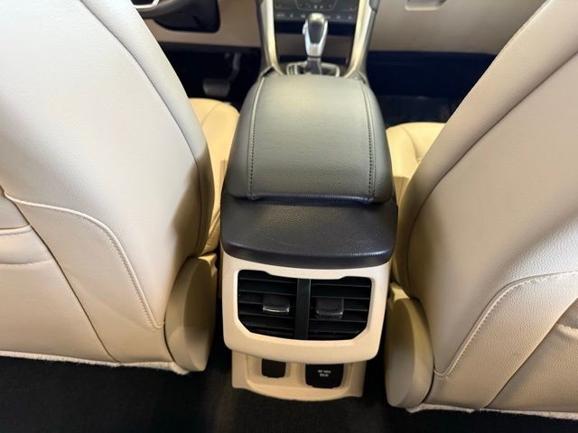 Ford Fusion Energi Vehicle Full-screen Gallery Image 24