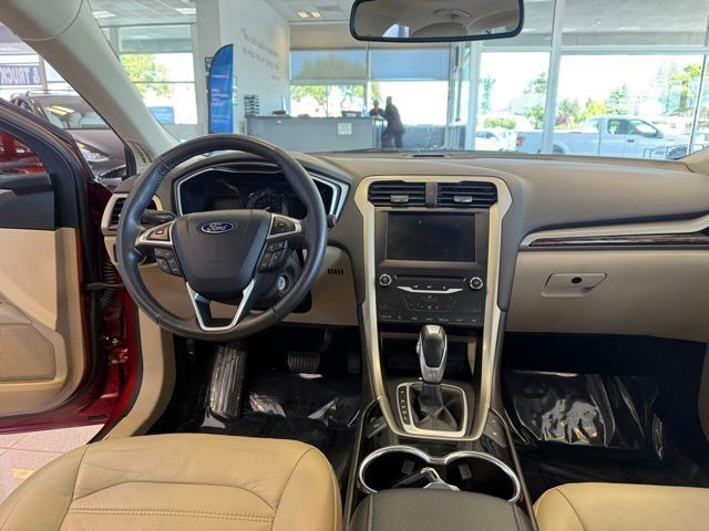 Ford Fusion Energi Vehicle Full-screen Gallery Image 25