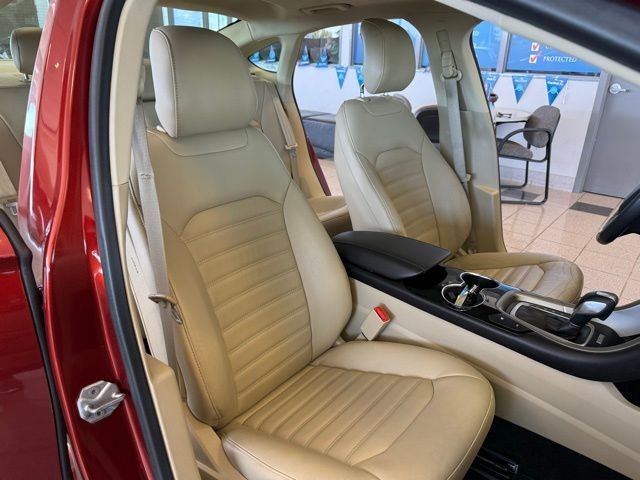 Ford Fusion Energi Vehicle Full-screen Gallery Image 26