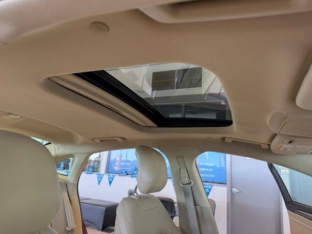 Ford Fusion Energi Vehicle Full-screen Gallery Image 27