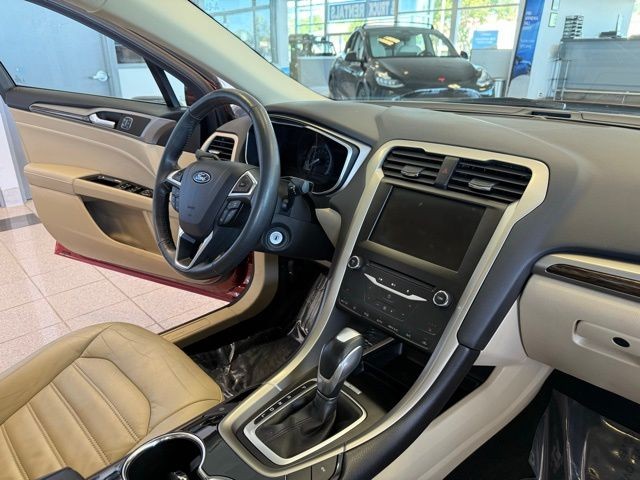 Ford Fusion Energi Vehicle Full-screen Gallery Image 28