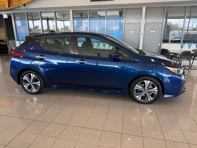 Nissan LEAF Vehicle Full-screen Gallery Image 02