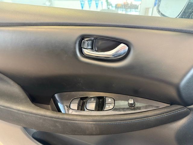 Nissan LEAF Vehicle Full-screen Gallery Image 17