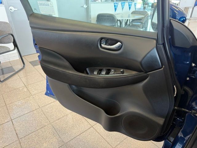 Nissan LEAF Vehicle Full-screen Gallery Image 18