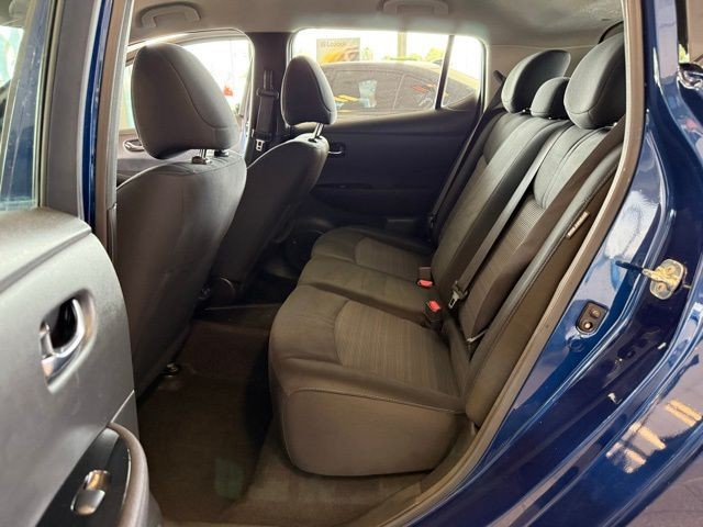 Nissan LEAF Vehicle Full-screen Gallery Image 19