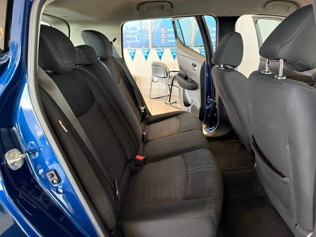 Nissan LEAF Vehicle Full-screen Gallery Image 21