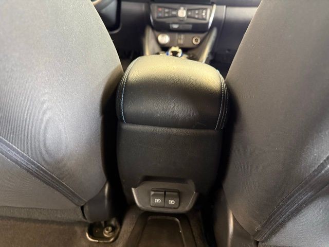 Nissan LEAF Vehicle Full-screen Gallery Image 22