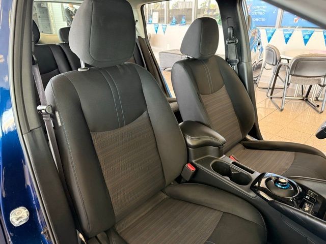 Nissan LEAF Vehicle Full-screen Gallery Image 24