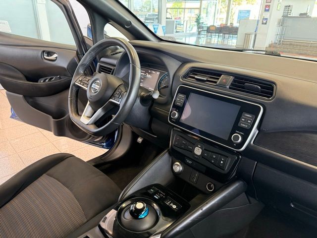 Nissan LEAF Vehicle Full-screen Gallery Image 25