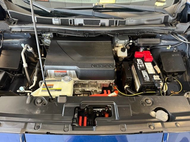 Nissan LEAF Vehicle Full-screen Gallery Image 26