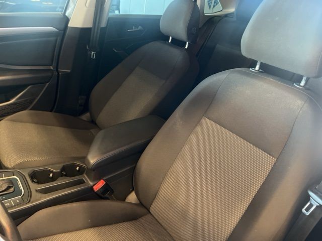 Volkswagen Jetta Vehicle Full-screen Gallery Image 16