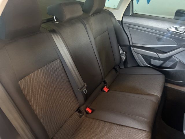 Volkswagen Jetta Vehicle Full-screen Gallery Image 17