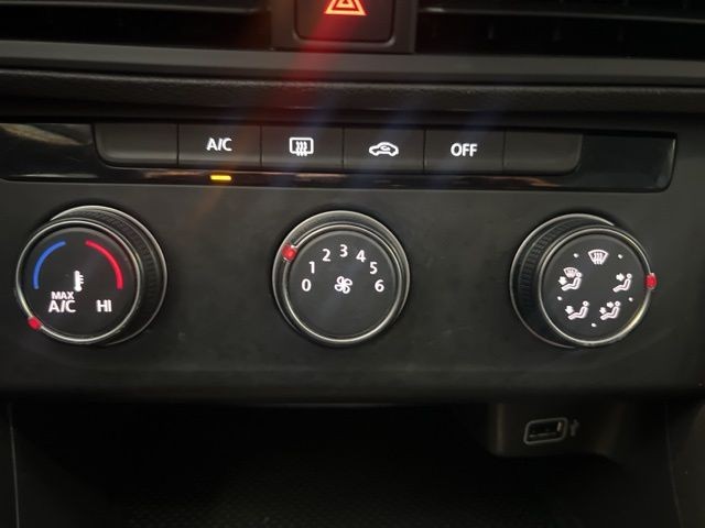 Volkswagen Jetta Vehicle Full-screen Gallery Image 24