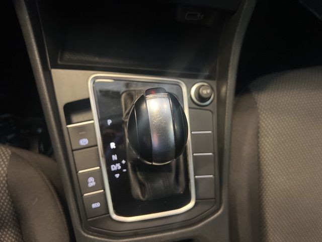 Volkswagen Jetta Vehicle Full-screen Gallery Image 25