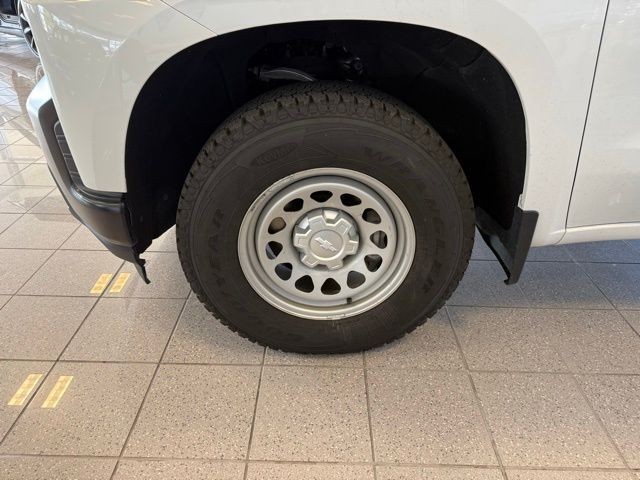 Chevrolet Silverado 1500 Vehicle Full-screen Gallery Image 11