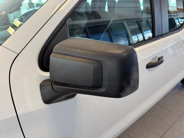 Chevrolet Silverado 1500 Vehicle Full-screen Gallery Image 12