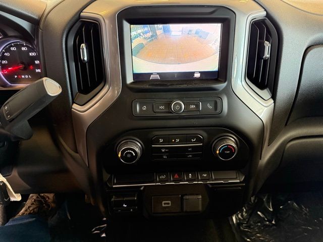 Chevrolet Silverado 1500 Vehicle Full-screen Gallery Image 16