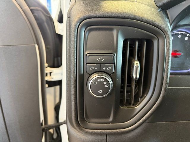 Chevrolet Silverado 1500 Vehicle Full-screen Gallery Image 18