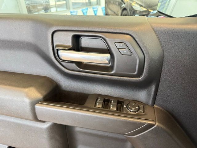 Chevrolet Silverado 1500 Vehicle Full-screen Gallery Image 19