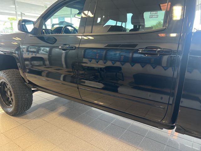 Chevrolet Silverado 1500 Vehicle Full-screen Gallery Image 18