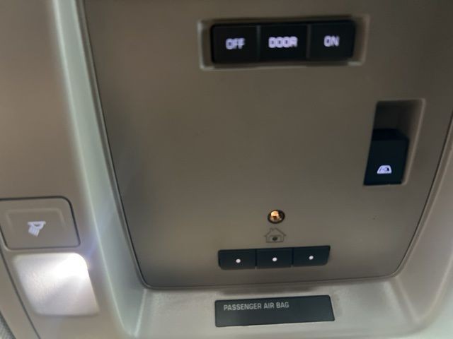 Chevrolet Silverado 1500 Vehicle Full-screen Gallery Image 32