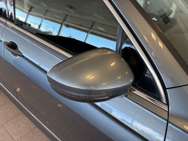 Volkswagen Tiguan Vehicle Full-screen Gallery Image 11