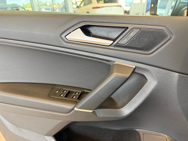 Volkswagen Tiguan Vehicle Full-screen Gallery Image 19