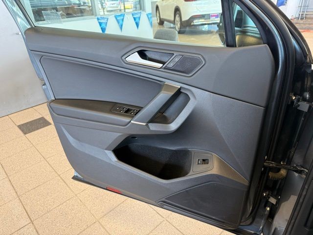 Volkswagen Tiguan Vehicle Full-screen Gallery Image 20