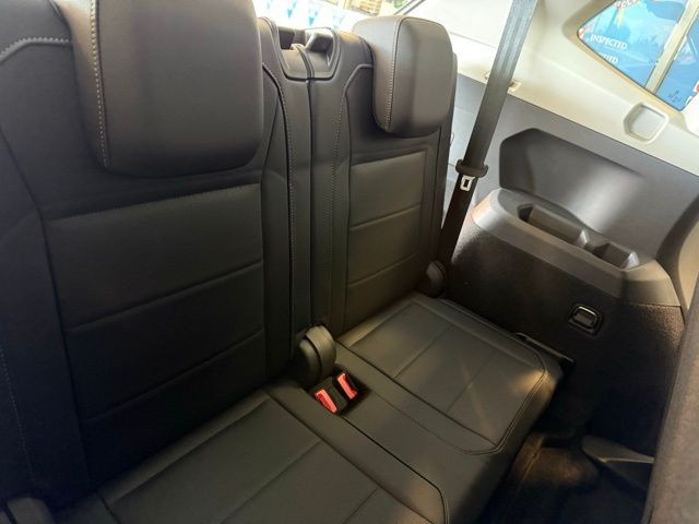 Volkswagen Tiguan Vehicle Full-screen Gallery Image 24