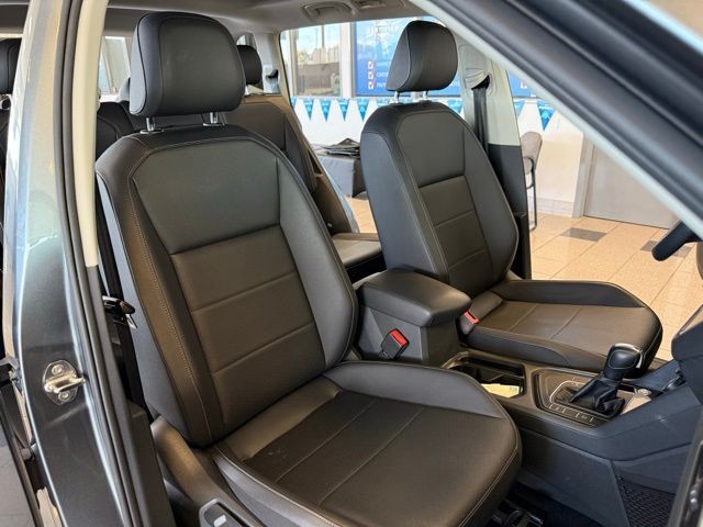 Volkswagen Tiguan Vehicle Full-screen Gallery Image 28