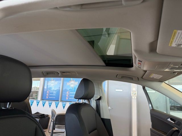 Volkswagen Tiguan Vehicle Full-screen Gallery Image 29