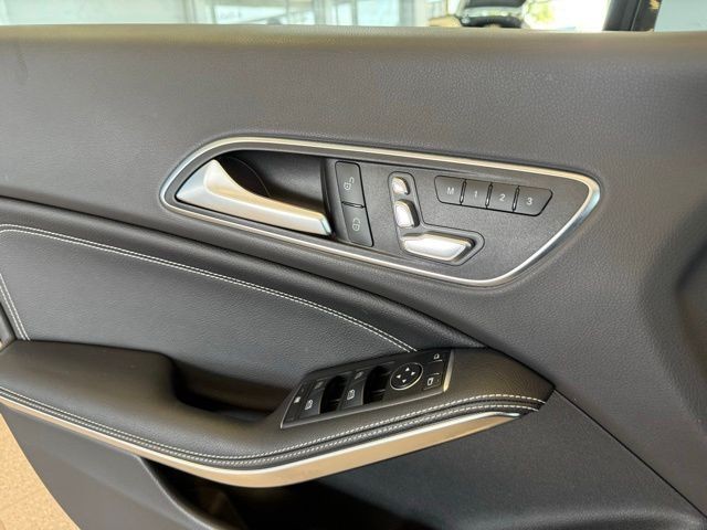 Mercedes-Benz CLA Vehicle Full-screen Gallery Image 19