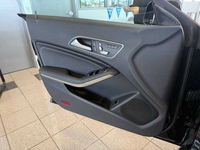Mercedes-Benz CLA Vehicle Full-screen Gallery Image 20