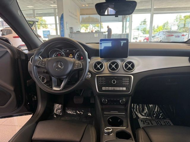 Mercedes-Benz CLA Vehicle Full-screen Gallery Image 25