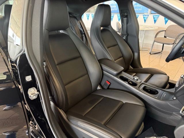 Mercedes-Benz CLA Vehicle Full-screen Gallery Image 26