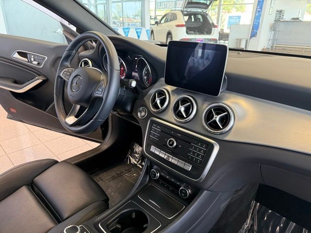 Mercedes-Benz CLA Vehicle Full-screen Gallery Image 27