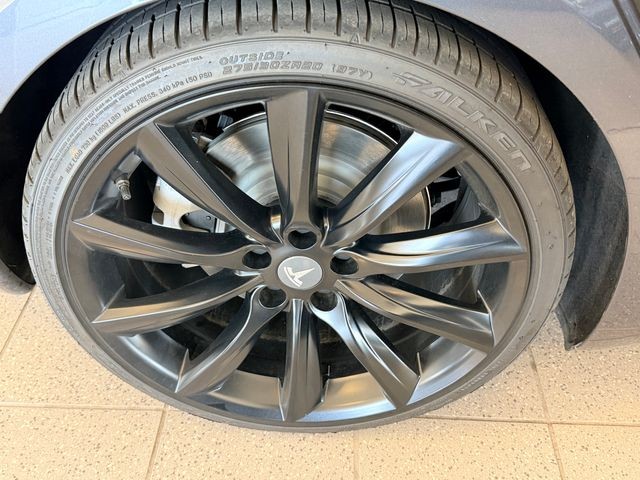 Tesla Model 3 Vehicle Full-screen Gallery Image 12