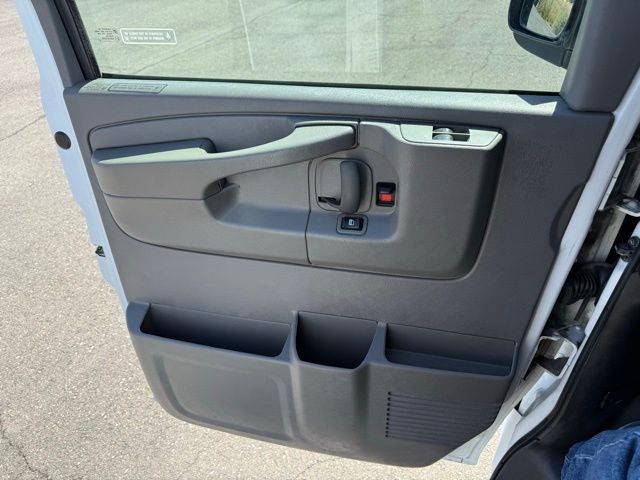 Chevrolet Express Cargo Van Vehicle Full-screen Gallery Image 18