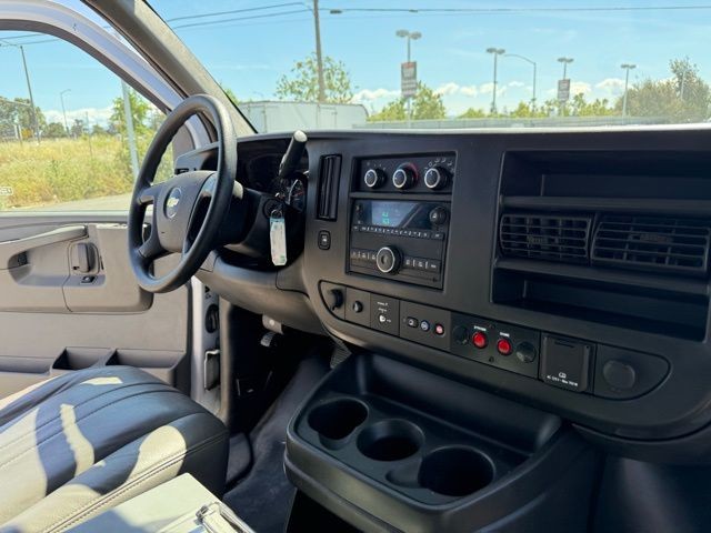 Chevrolet Express Cargo Van Vehicle Full-screen Gallery Image 25