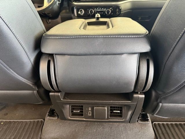 Chevrolet Silverado 1500 Vehicle Full-screen Gallery Image 25