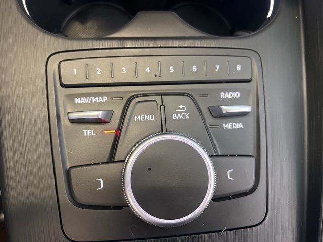 Audi A4 Vehicle Full-screen Gallery Image 26
