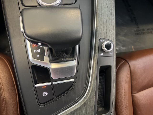Audi A4 Vehicle Full-screen Gallery Image 27